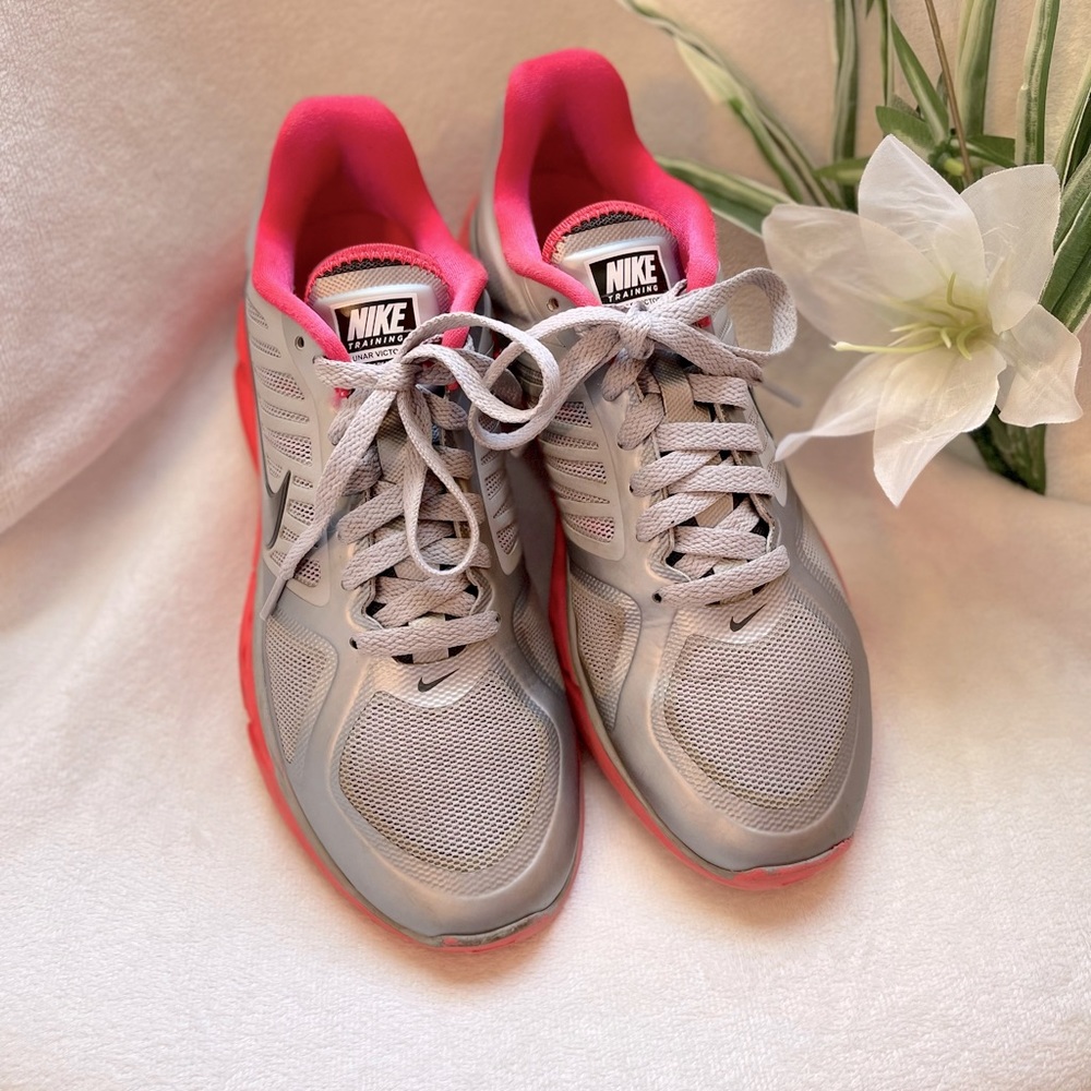 Womens Nike training shoe. Lunar Victory 2 size 9 pink gray